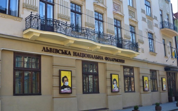 Театр ззовні