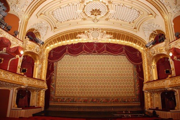 chernovickii-muzykalno-dramaticheskii-teatr-im-okobyljanskoi_400