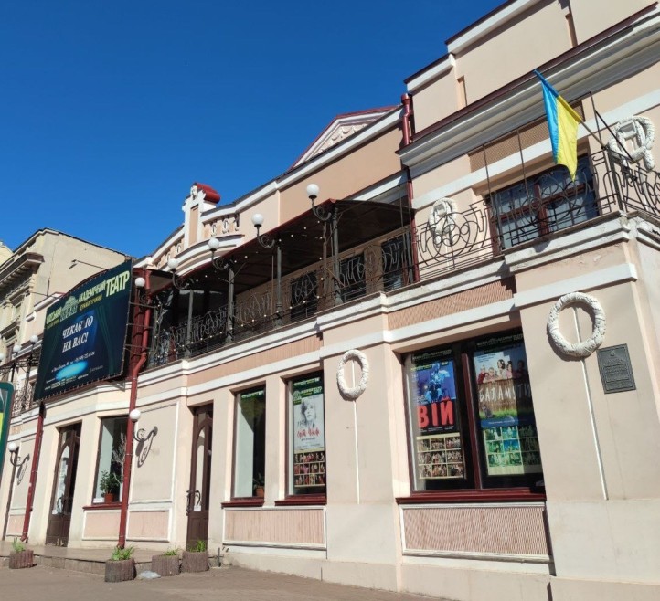 Театр ззовні