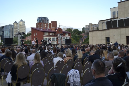 dzhazovii-sting-na-dahu-dnipro_580