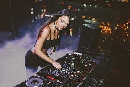 MARI FERRARI афіша